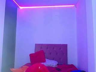 curlyandhorny from CamSoda is Freechat