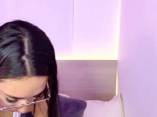 Live cam show with AliceeThorn