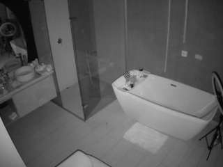 Amateurs Pornos camsoda voyeurcam-casa-salsa-bathroom-2