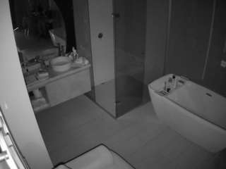 camsoda voyeurcam-casa-salsa-bathroom-2