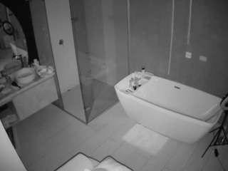 camsoda voyeurcam-casa-salsa-bathroom-2