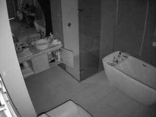 camsoda voyeurcam-casa-salsa-bathroom-2