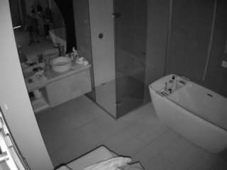 Sexoamateur camsoda voyeurcam-casa-salsa-bathroom-2