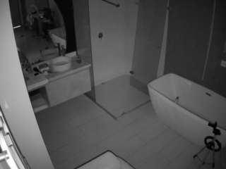 Casa Desnudandose En camsoda voyeurcam-casa-salsa-bathroom-2