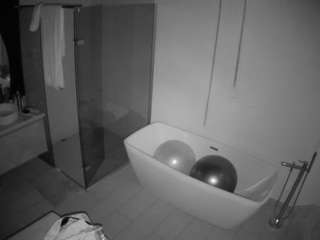 voyeurcam-casa-salsa-bathroom-2