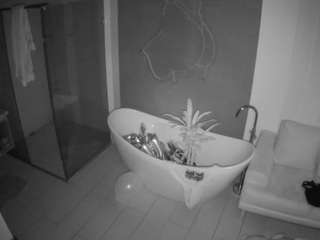 Ten model jest teraz na żywo. voyeurcam-casa-salsa-bathroom-5