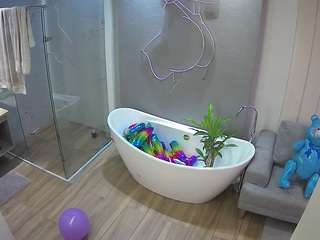 Este modelo está ao vivo agora. voyeurcam-casa-salsa-bathroom-5