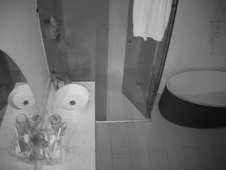 voyeurcam-casa-salsa-bathroom-6