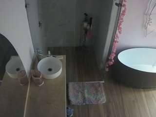 Acest model este live acum. voyeurcam-casa-salsa-bathroom-6