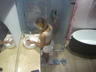 यह मॉडल अभी लाइव है. voyeurcam-casa-salsa-bathroom-6