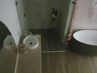 该模特正在直播。 voyeurcam-casa-salsa-bathroom-6