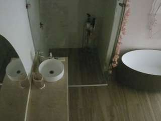 Model ini sedang live sekarang. voyeurcam-casa-salsa-bathroom-6