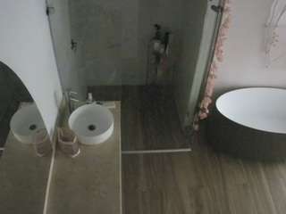 هذا النموذج مباشر الآن. voyeurcam-casa-salsa-bathroom-6