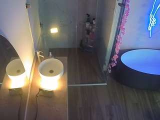 Este modelo está en vivo ahora. voyeurcam-casa-salsa-bathroom-6