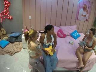 voyeurcam-casa-salsa-bedroom-1