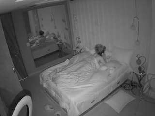 यह मॉडल अभी लाइव है. voyeurcam-casa-salsa-bedroom-2