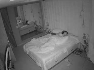 该模特正在直播。 voyeurcam-casa-salsa-bedroom-2