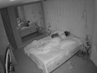 Dieses Model ist jetzt live. voyeurcam-casa-salsa-bedroom-2