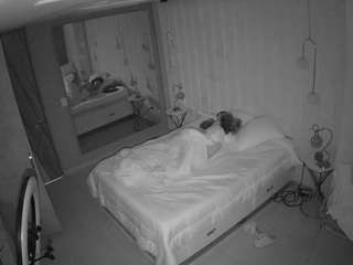 यह मॉडल अभी लाइव है. voyeurcam-casa-salsa-bedroom-2