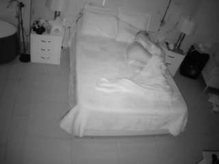 यह मॉडल अभी लाइव है. voyeurcam-casa-salsa-bedroom-6