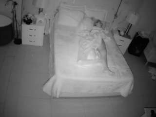 该模特正在直播。 voyeurcam-casa-salsa-bedroom-6