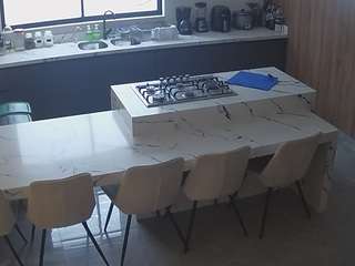 Acest model este live acum. voyeurcam-casa-salsa-kitchen