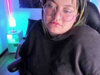 lucky-leah's CamSoda show and profile