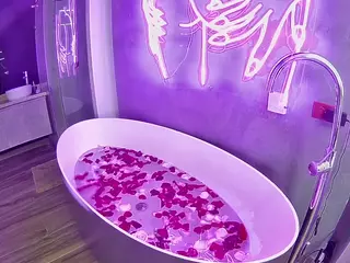 voyeurcam-casa-salsa-bathtub-pov's Live Sex Cam Show