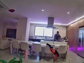 このモデルは現在ライブ中です。 voyeurcam-casa-salsa-fishtank