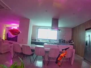 该模特正在直播。 voyeurcam-casa-salsa-fishtank