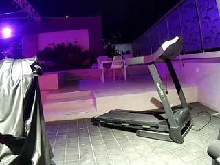 Este modelo está en vivo ahora. voyeurcam-casa-salsa-gym-bike