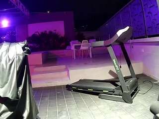 该模特正在直播。 voyeurcam-casa-salsa-gym-bike