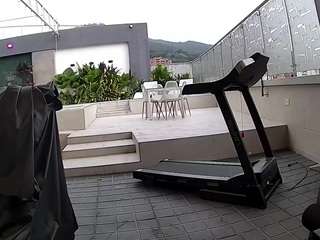该模特正在直播。 voyeurcam-casa-salsa-gym-bike