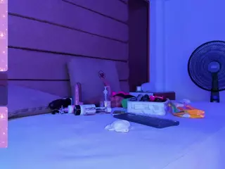 Crystal-Bennz's Live Sex Cam Show