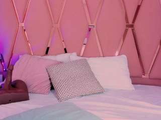 Live cam show with Mady James