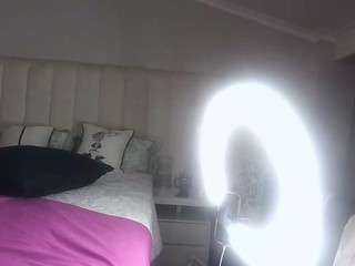 bustygoddess32's live room
