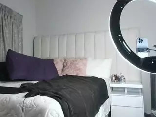 Bustygoddess32's Live Sex Cam Show