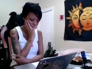 iamtokyolee live cam — armpits, nipple piercings, ass clapping