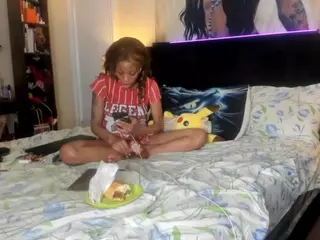 KITTIEFRECKLES's Live Sex Cam Show