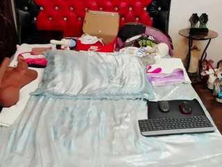 Slutty_milf_bitch live webcam show