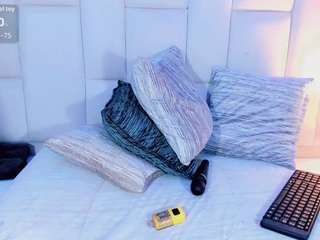 emmajonees's CamSoda show and profile