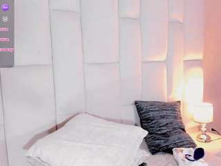 emmajonees Live Webcam on CamSoda