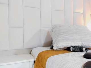 emmajonees Live Webcam on CamSoda