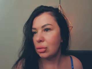 layaflow's CamSoda show and profile