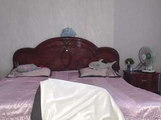 Lara live webcam show