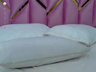 LITTLE MIAKAELA's Live Sex Cam Show