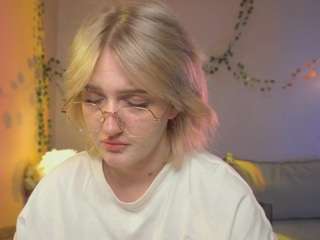 ELLIE live cam preview