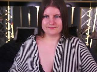 diankadii, female webcam model,  years old, on live webcam