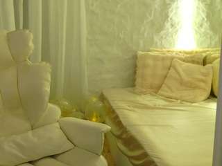 monnyque's CamSoda show and profile