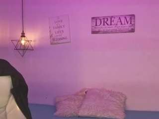 roxxanne-bail Live Webcam on CamSoda